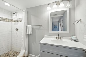 Bathroom - 3 BR Pet Friendly East End Condo with community pool (St. George Island)