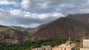 Un paisaje montañoso con un pueblo enclavado en un valle.