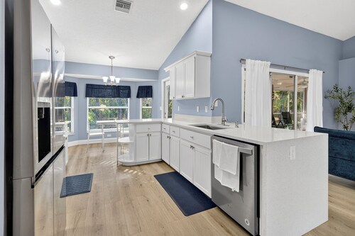 Pet friendly 3/2 home in Crystal River, minutes to manatees,springs and dinning.