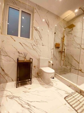 Secador de pelo y toallas