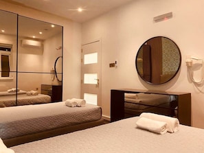 Caja fuerte, tabla de planchar con plancha, wifi y ropa de cama