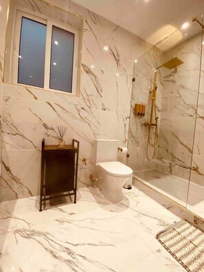 Hair dryer, towels - AzureGold Apartment (Senglea)