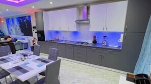 Fridge, microwave, oven, stovetop - Azure Apartment (Senglea)
