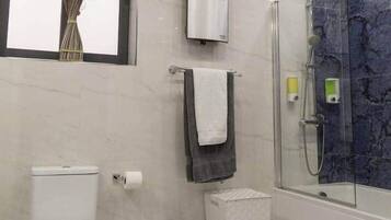 Secador de pelo, toallas