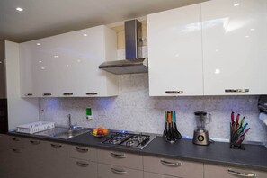 Réfrigérateur, four à micro-ondes, un four, surface de cuisson