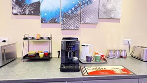 Køleskab, mikrobølgeovn, ovn, kogeplade