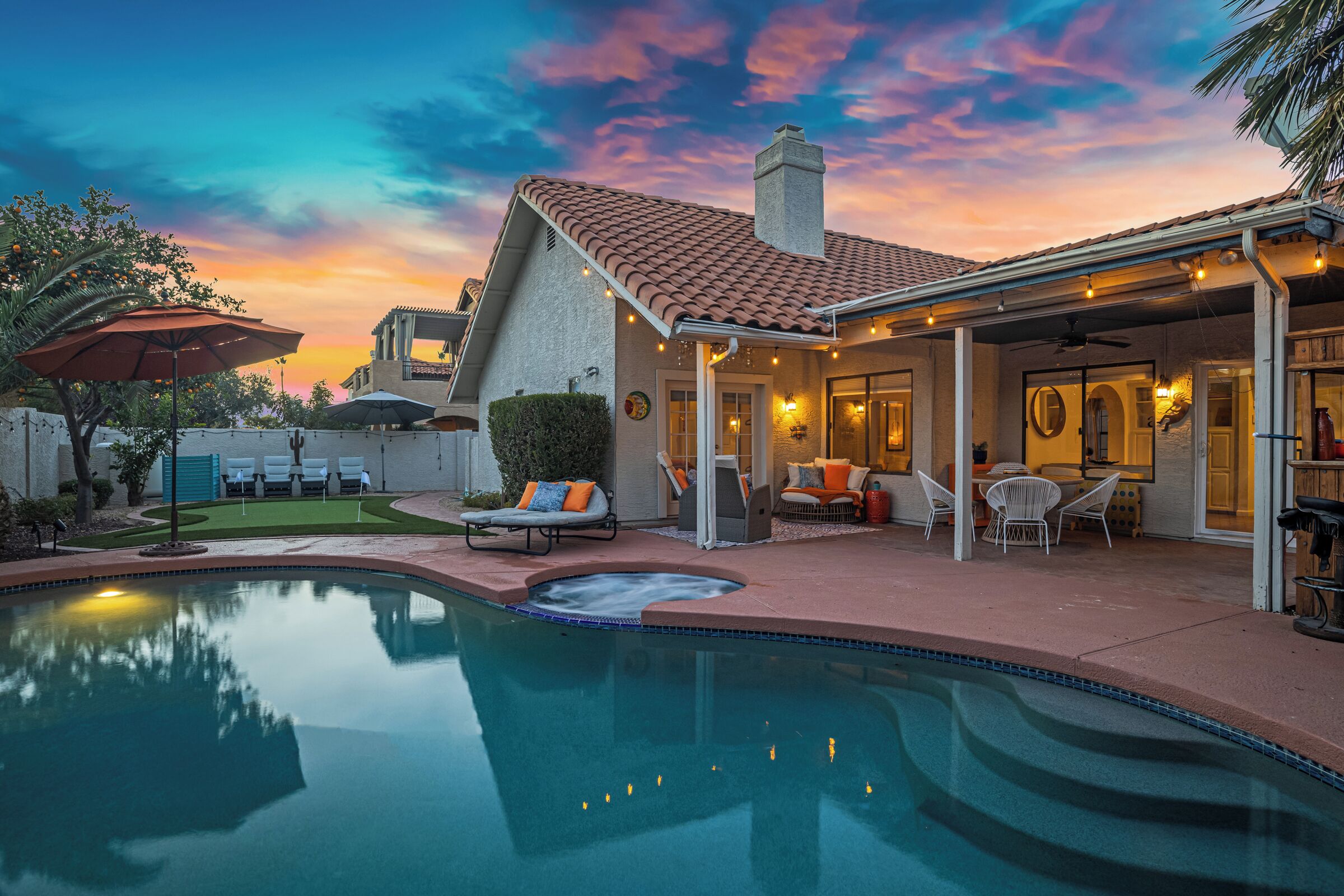 Utendørsbasseng og et oppvarmet basseng