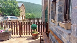 Family Chalet | Terrace/patio - Apartamentos Castiello de Jaca 3000 (Castiello de Jaca)