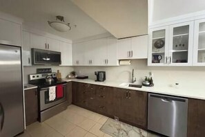 Private kitchen - Enjoy comfort, beauty, and relaxation here. (Maple Ridge)