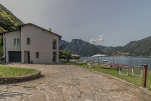 Property grounds - GuestHost - Comfortable 70 sqm apartment, perfect for a stay of two people, located on the ground floor of a building with lake views.The property is located in Lezzeno (Frazione Carvagnana), an area full of services and equipped with every comfort.The a (Carvagnana)