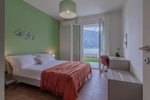 1 chambre, fer et planche à repasser