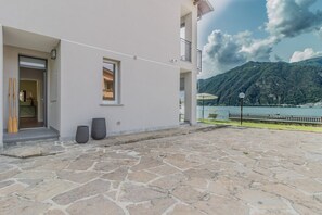 Property grounds - GuestHost - Comfortable 70 sqm apartment, perfect for a stay of two people, located on the ground floor of a building with lake views.The property is located in Lezzeno (Frazione Carvagnana), an area full of services and equipped with every comfort.The a (Carvagnana)