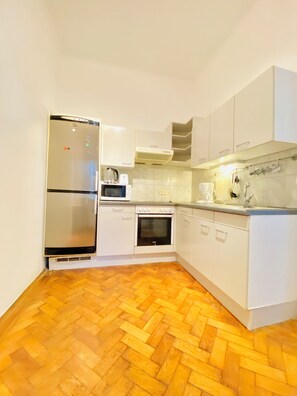 Basic Apartment | Private kitchen | Fridge, microwave, oven, stovetop