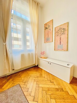 Basic Apartment | Iron/ironing board