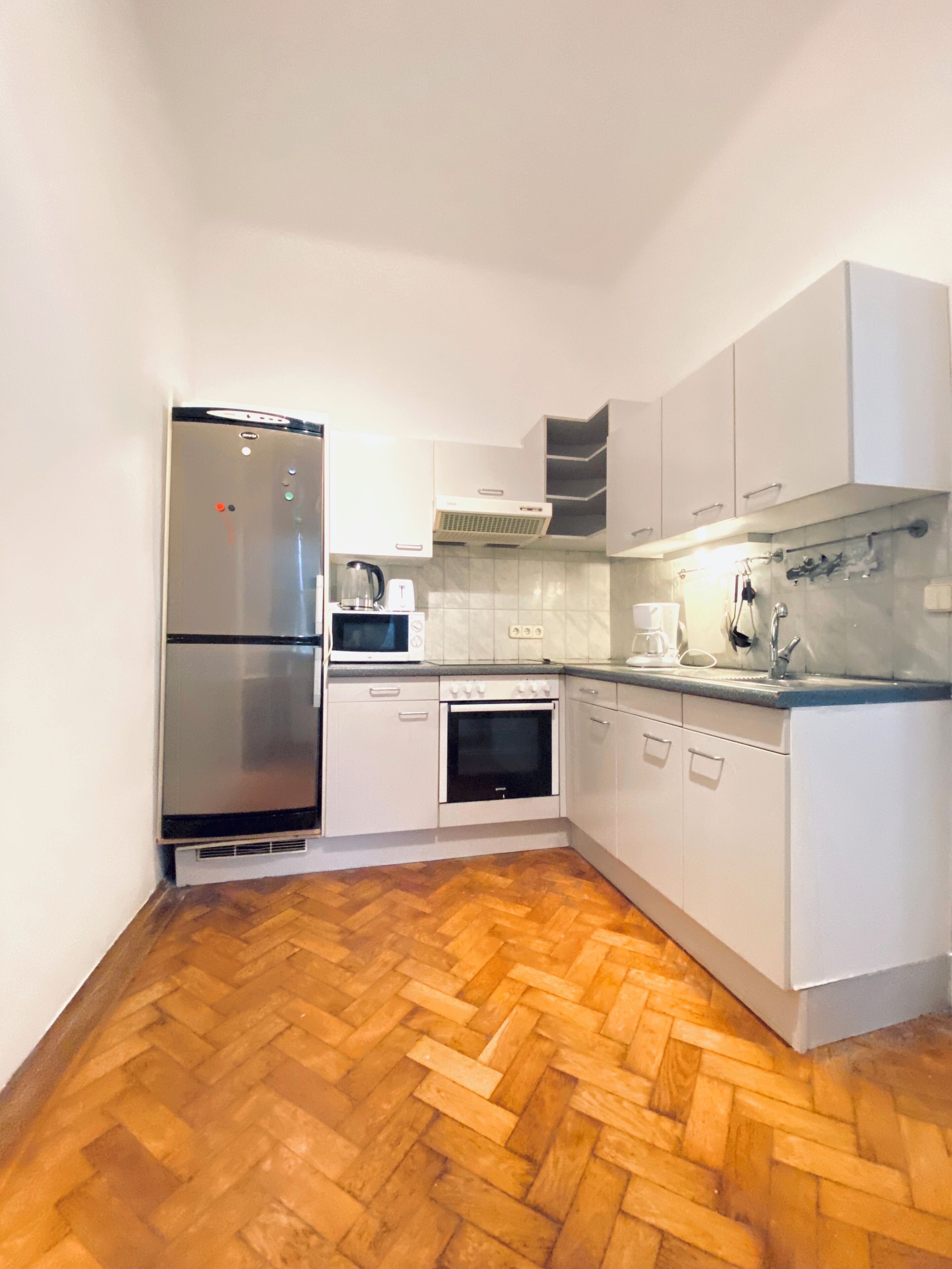 เบสิกอพาร์ทเมนท์ | ครัวส่วนตัว | ตู้เย็น, ไมโครเวฟ, เตาอบ, เตาประกอบอาหาร