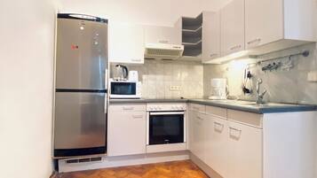 Basic Apartment | Private kitchen | Fridge, microwave, oven, stovetop