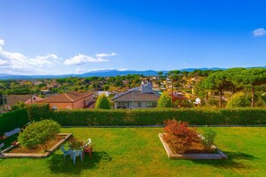 Property grounds - Beautiful villa just 25 km from the beach of Lloret de Mar (Sils)