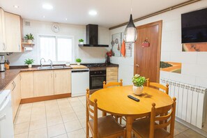 Fridge, microwave, oven, dishwasher - Beautiful villa just 25 km from the beach of Lloret de Mar (Sils)