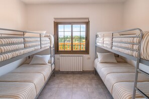 3 bedrooms, iron/ironing board, free WiFi