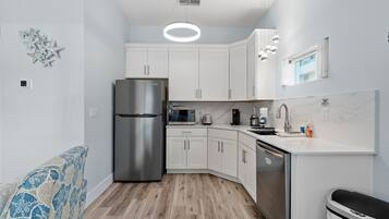 Frigorífic, microones, rentaplats i cafetera i tetera