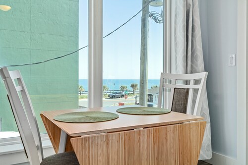 Stylish 1BR Suite Near Ocean w/ Elevated Views