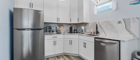 Réfrigérateur, micro-ondes, lave-vaisselle, cafetière/bouilloire