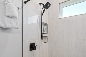 Een douche, een haardroger, handdoeken