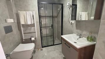 Family Apartment, City View | Bilik Mandi | Pancuran mandi, kelengkapan dandanan diri percuma, pengering rambut