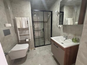 家庭公寓, 城市景 | 浴室 | 淋浴設備、免費梳洗用品、風筒、提供毛巾