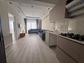 Apartamento familiar, vistas a la ciudad | Zona de estar | Una televisión