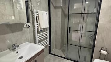 Family Apartment, City View | Bathroom