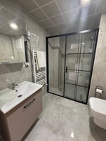 Apartamento familiar, vistas a la ciudad | Baño | Ducha, artículos de higiene personal gratuitos y secador de pelo