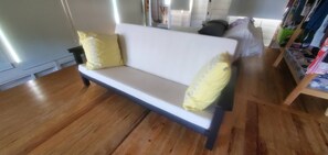 Chalet, 2 habitaciones, balcón, vista al jardín | Sala de estar | Libros 