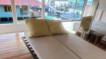 Chalet, 2 Schlafzimmer, Balkon, Gartenblick | Wohnzimmer | Bücher