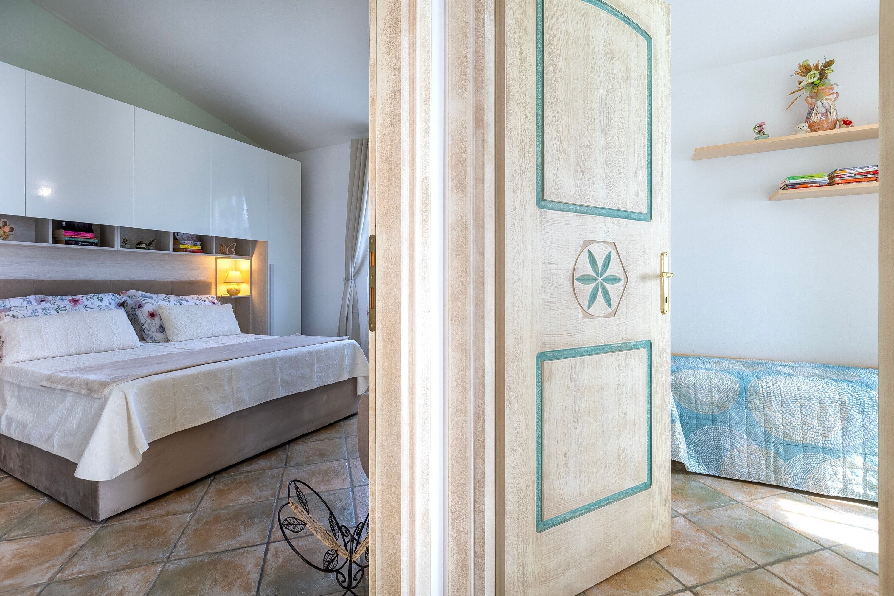 Een strijkplank/strijkijzer, wifi, beddengoed