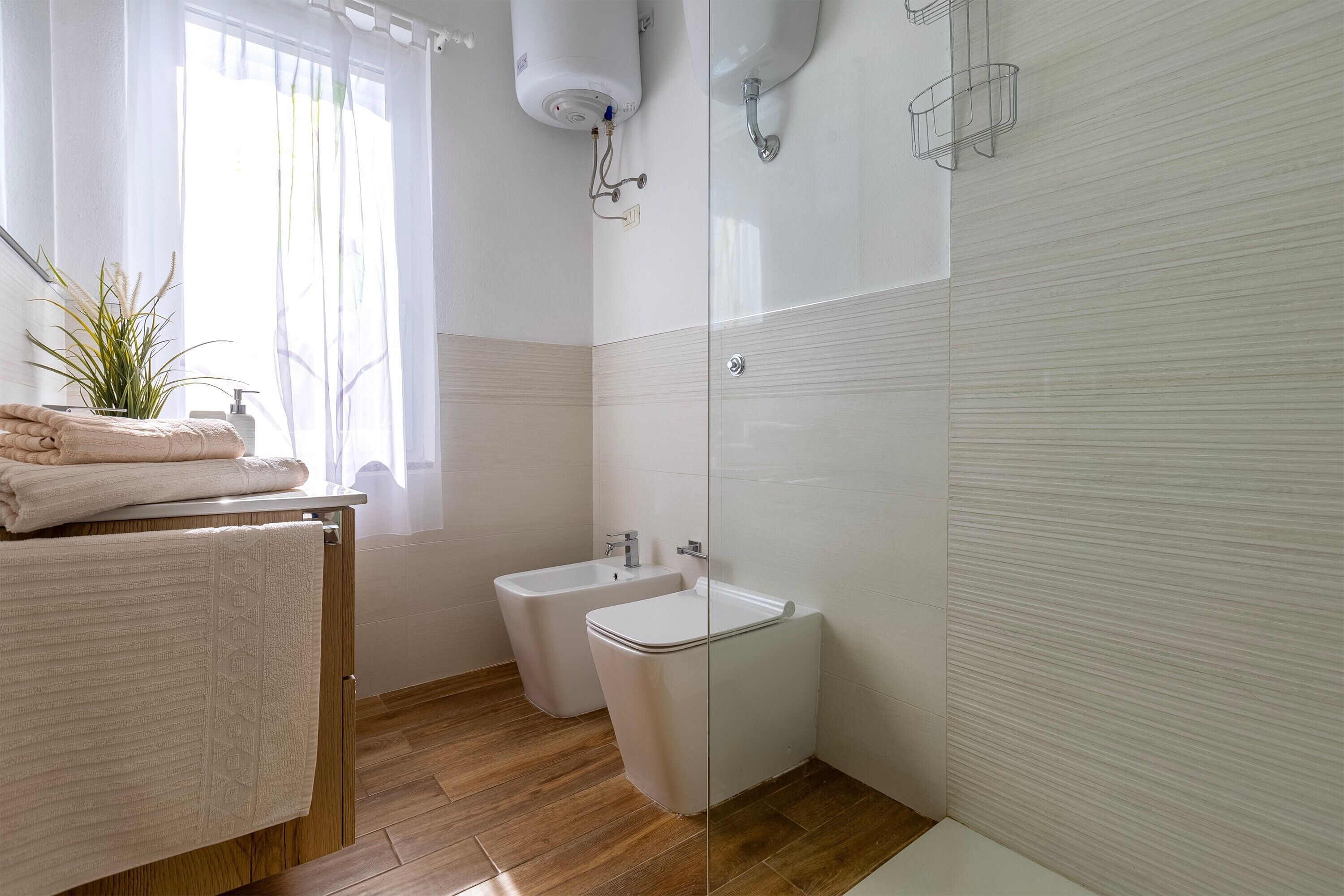 Een douche, gratis toiletartikelen, een haardroger, handdoeken