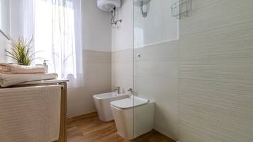 Een douche, gratis toiletartikelen, een haardroger, handdoeken