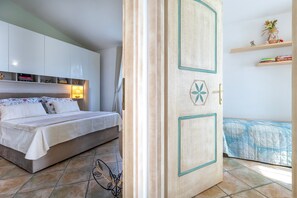 Tabla de planchar con plancha, wifi, ropa de cama