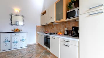 Een koelkast, een magnetron, een oven, een kookplaat