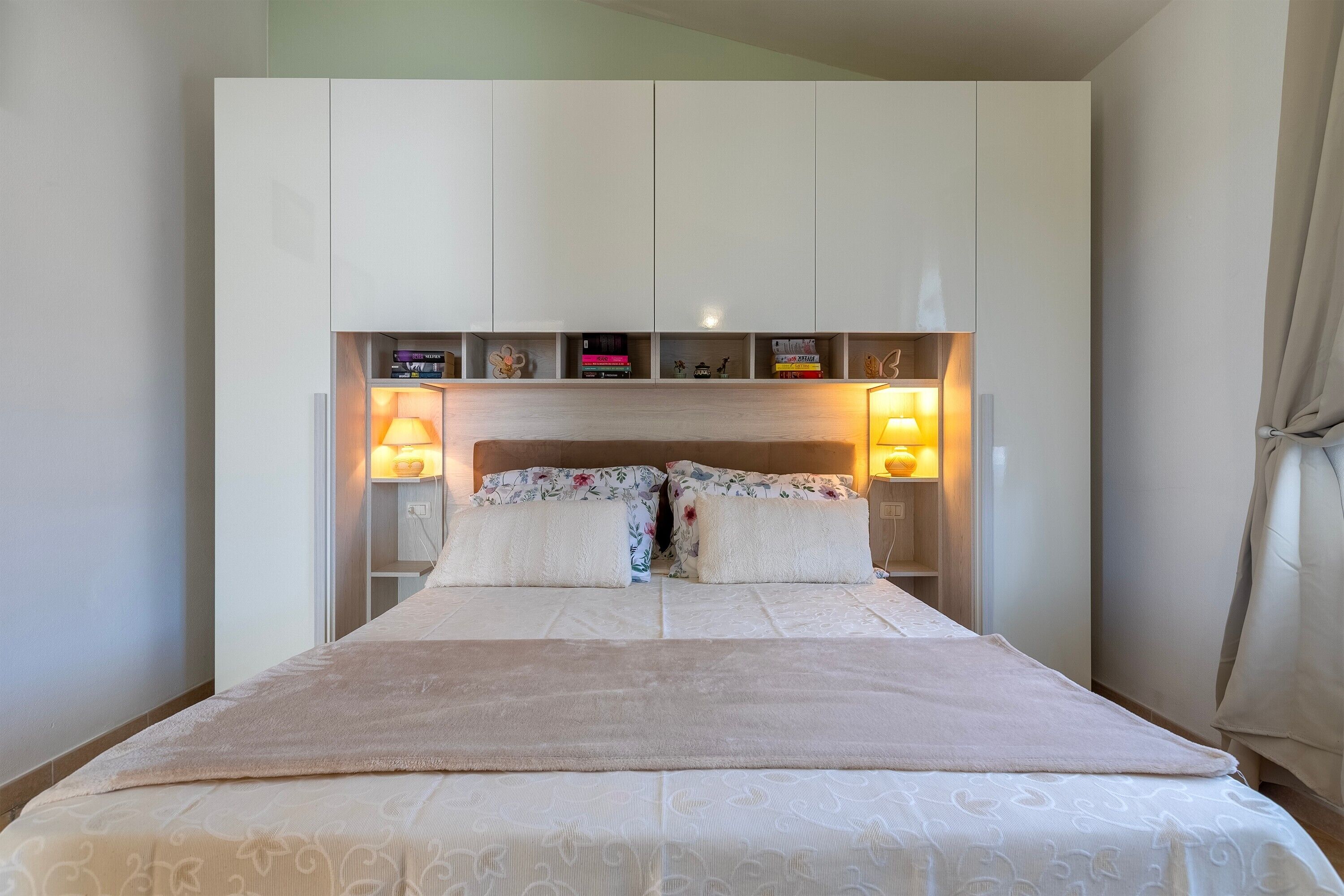 Tabla de planchar con plancha, wifi y ropa de cama 