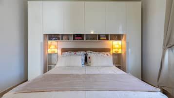 Tabla de planchar con plancha, wifi y ropa de cama