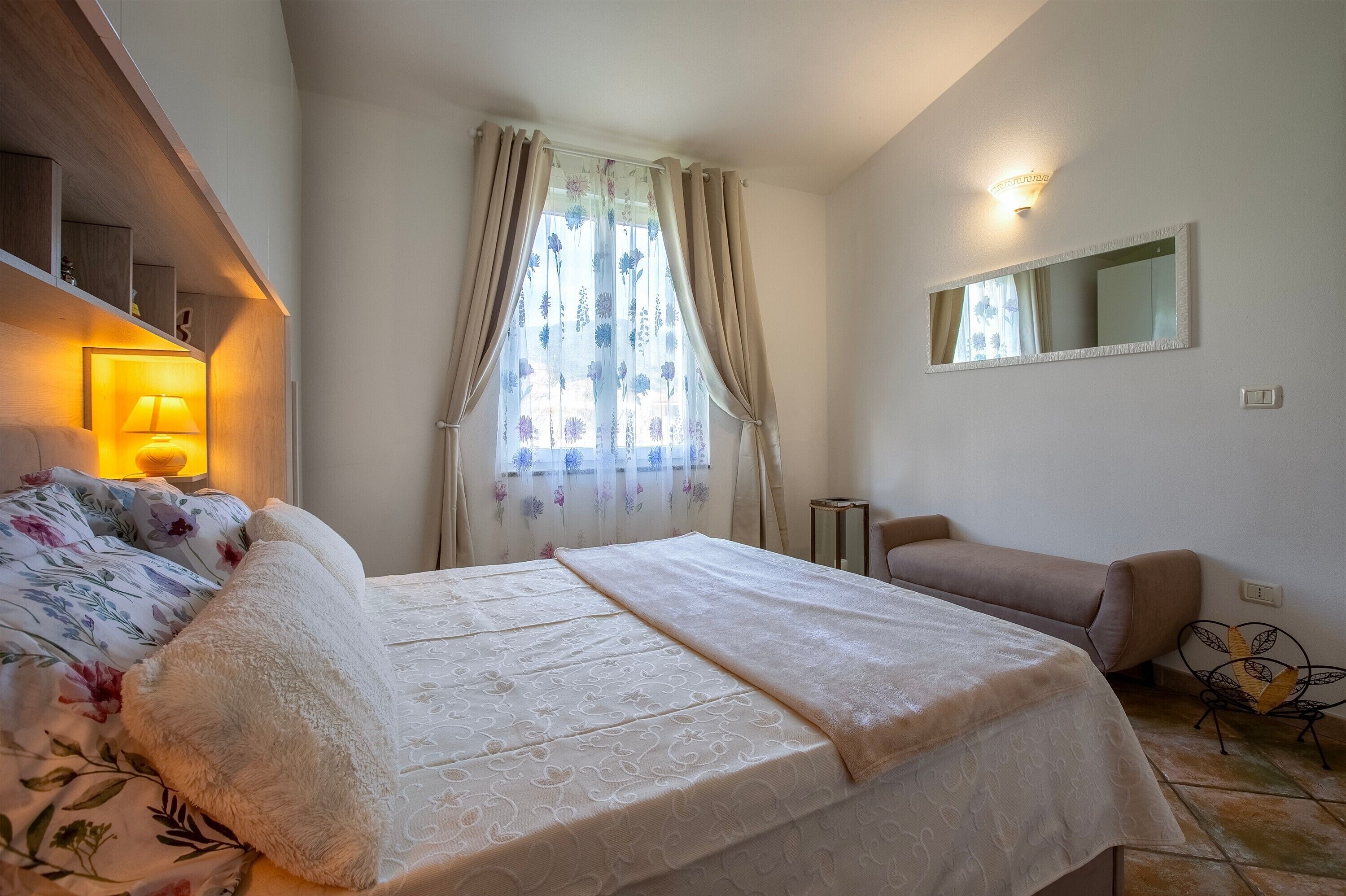 Een strijkplank/strijkijzer, wifi, beddengoed