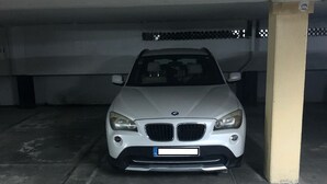 Eine Parkgarage mit einem weißen Auto in einem Stellplatz.