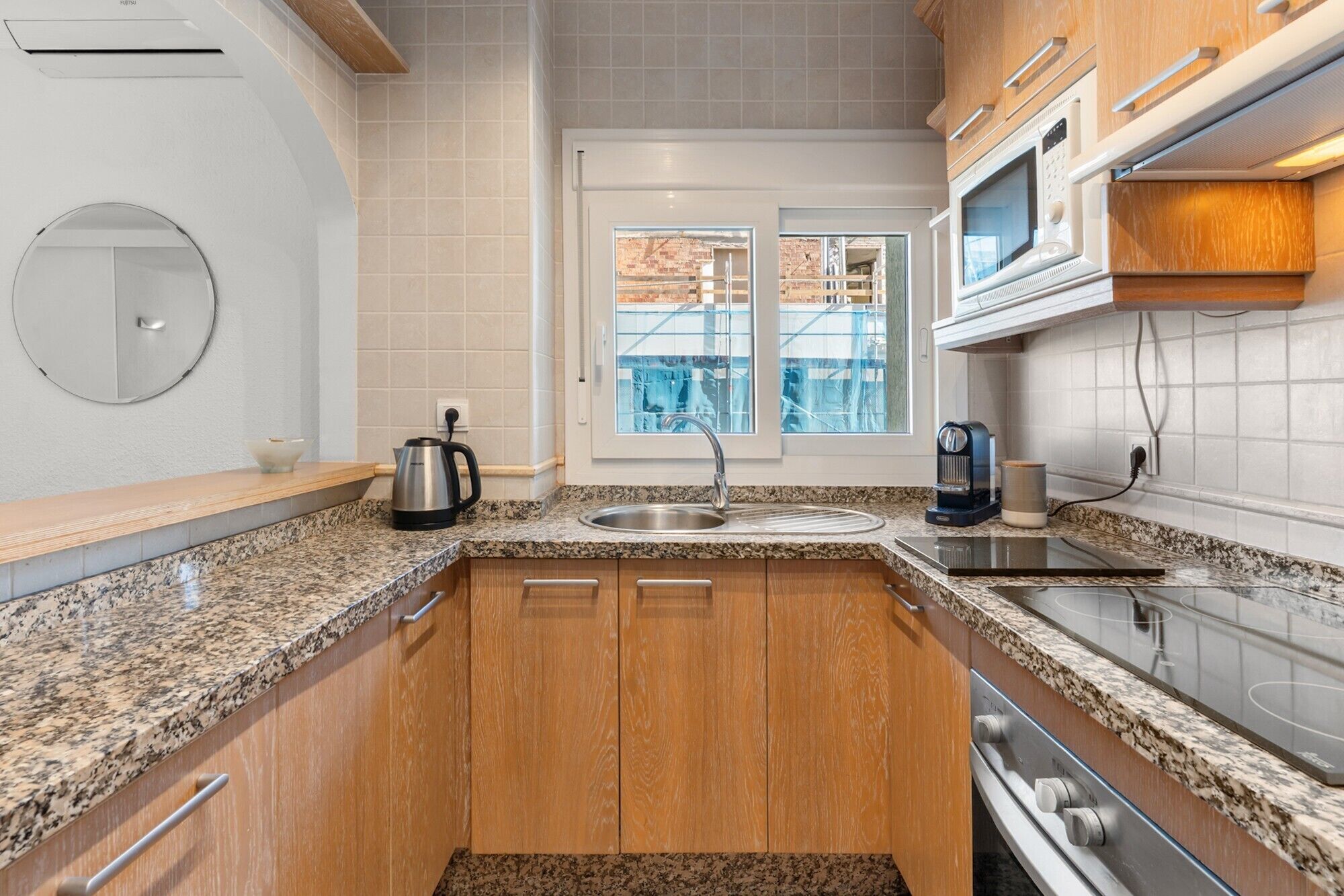 冷蔵庫、電子レンジ、オーブン、コンロ