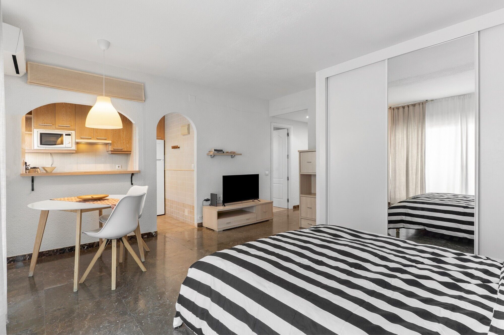 Een strijkplank/strijkijzer, wifi, beddengoed