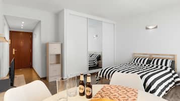 Iron/ironing board, WiFi, bed sheets