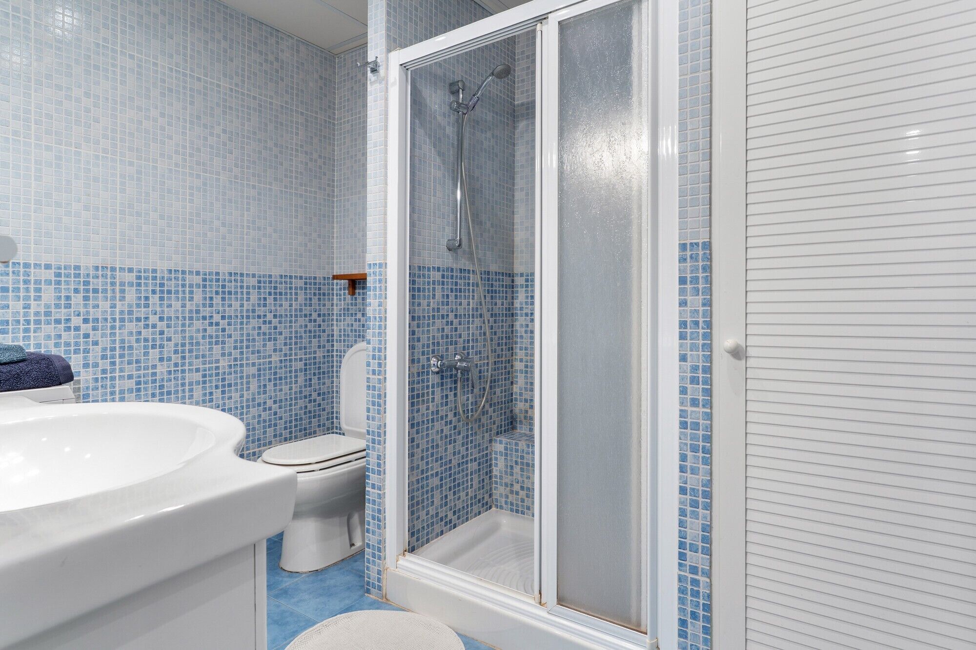 Douche, séchoir à cheveux, serviettes fournies