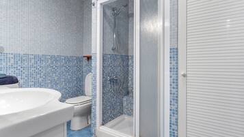 Douche, séchoir à cheveux, serviettes fournies