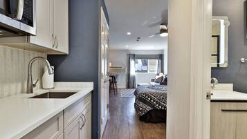 Iron/ironing board, free WiFi, bed sheets