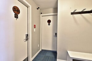 Interior - Killington Center Renovated Studio with Kitchenette on Bus Route and Discounted Ski Rentals. (Killington)